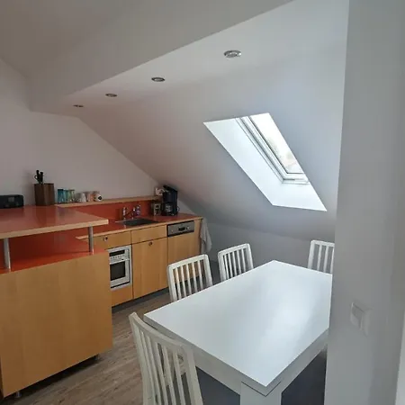 Helle Mit Zwei Schlafzimmern Apartamento *